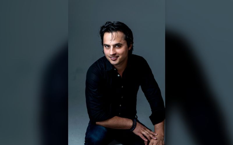 Ioan Hotea immerses himself in the role of Ernesto - a dreamer, with beautiful and romantic music